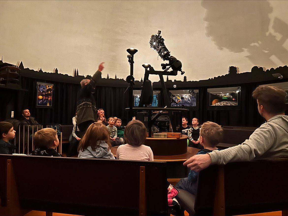 Das DZA bei der Sternwarte Görlitz einige Kinder sitzen in einer Sternenwarte und bekommen den Himmel erklärt