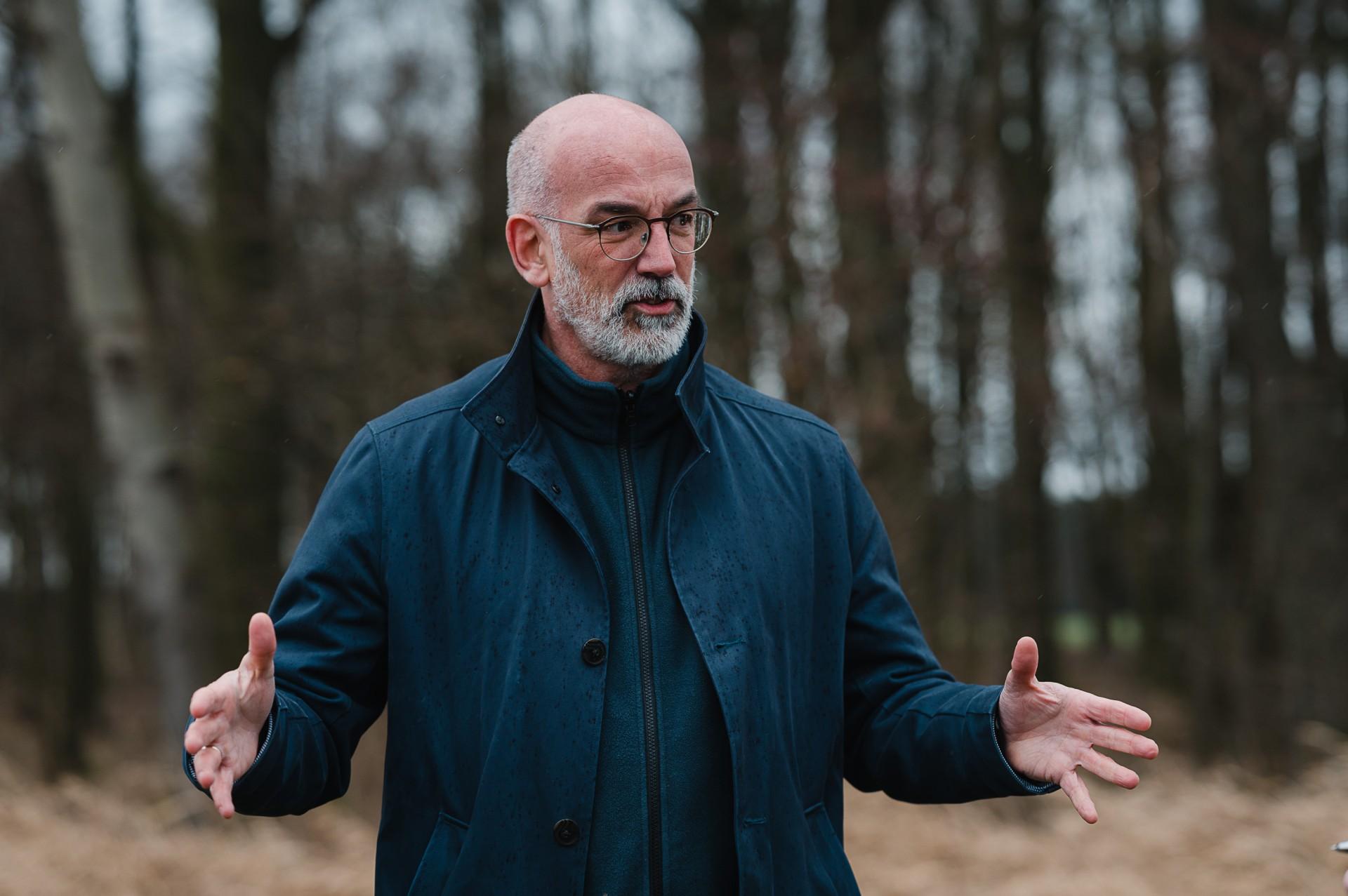 Mann steht mit ausgebreiteten Armen vor Wald | Prof. Dr. Christian Stegmann