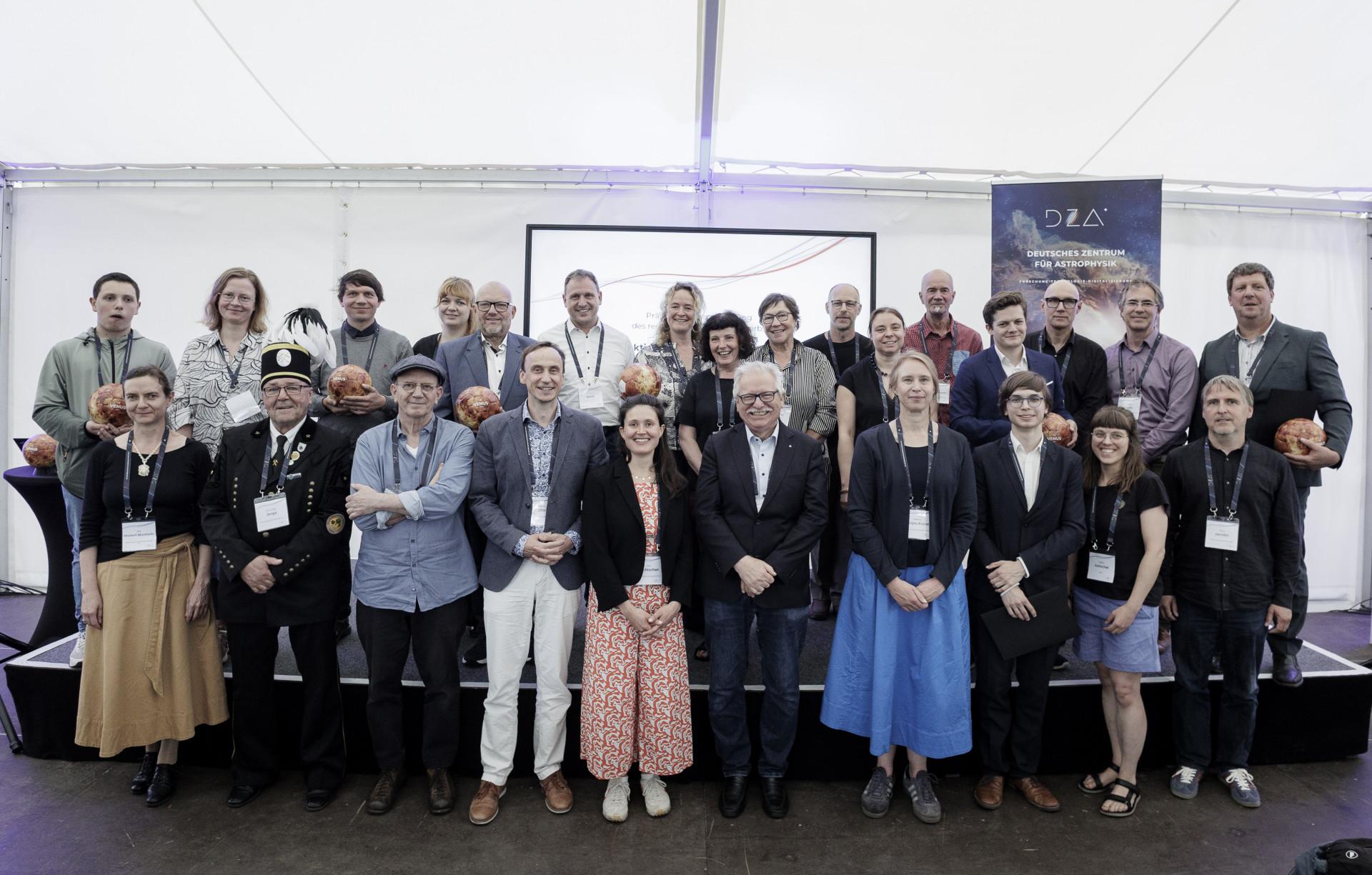 Gruppenfoto der Preisträgerinnen und Preisträger des regionalen Ideenwettbewerbs mit Vertreterinnen und Vertretern des DZA.