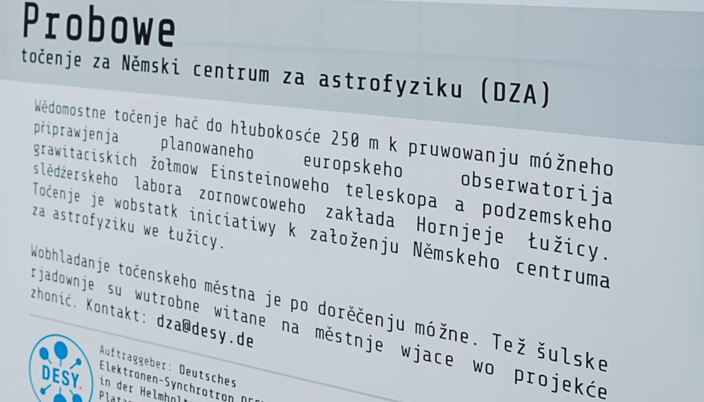 Infoschild am Bauzaun in sorbischer Sprache