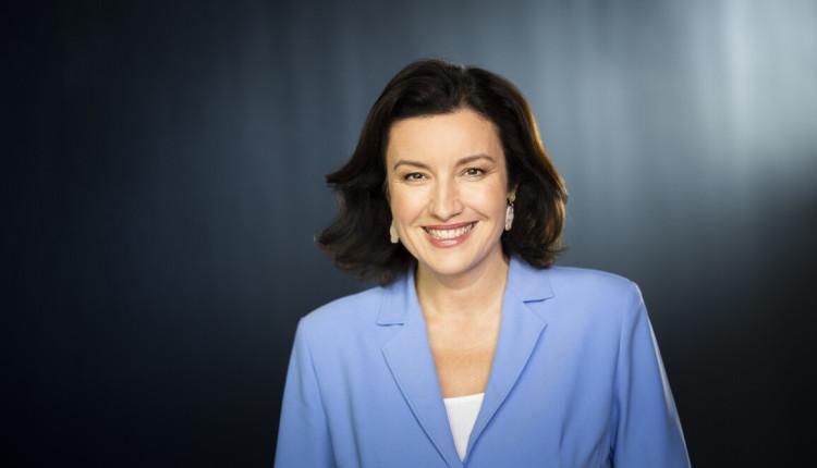 Weiblich gelesene Person, Dorothee Bär trägt hellblauen Blazer und lächelt in die Kamera.